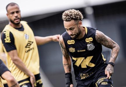 Neymar durante treino pelo Santos em 2025