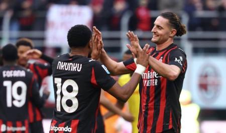 Nkunku celebra gol com Rabiot em Milan 2 x 0 Hellas Verona, pelo Calcio 2025/2026