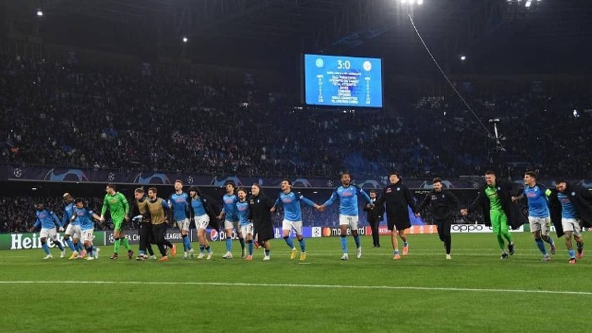 Napoli volta a vencer o Frankfurt e vai às quartas da Champions pela primeira vez 