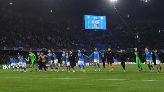 No agregado, Napoli fez 5 a 0 sobre o Frankfurt e avançou às quartas da Champions