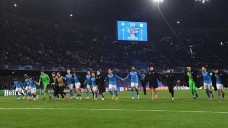 No agregado, Napoli fez 5 a 0 sobre o Frankfurt e avançou às quartas da Champions