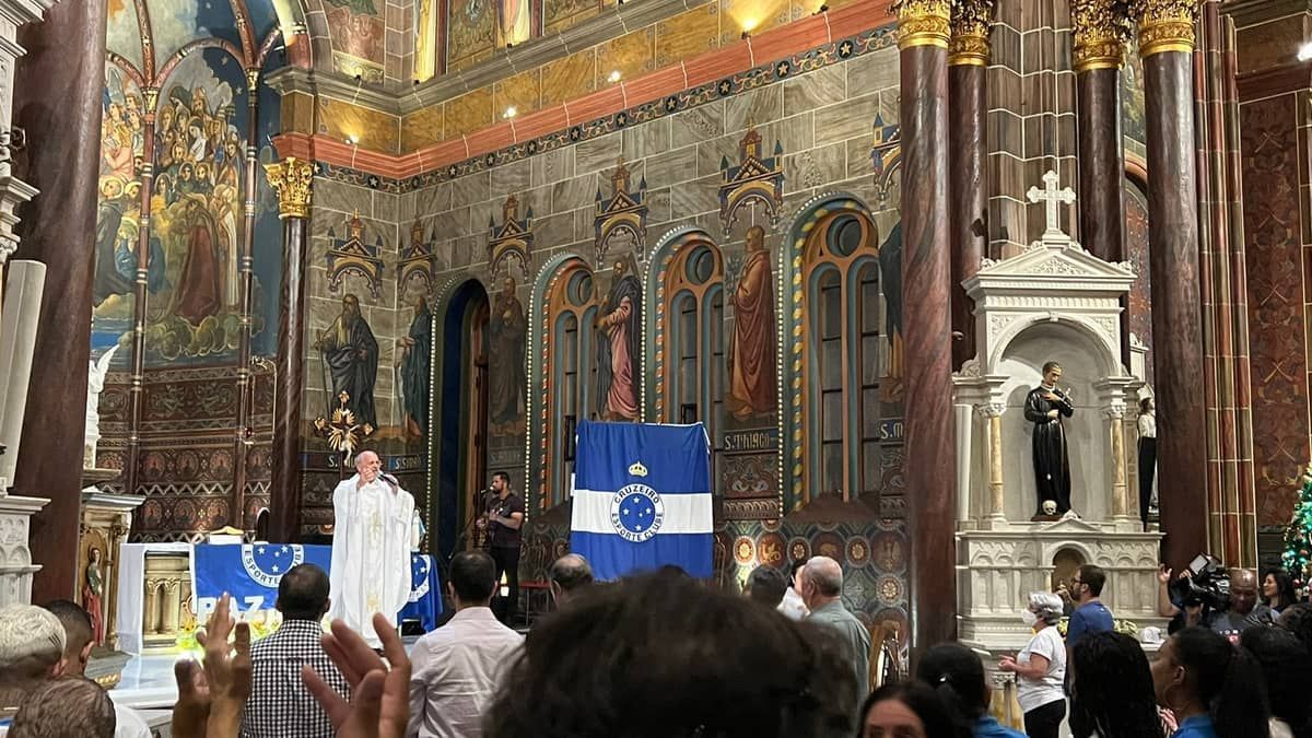 Torcida do Cruzeiro lota Igreja São José para missa de celebração dos 102 anos da Raposa