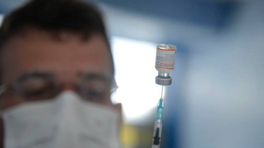 No Brasil, duas vacinas bivalentes, ambas produzidas pelo laboratório Pfizer, receberam autorização da Agência Nacional de Vigilância Sanitária (Anvisa) para uso emergencial