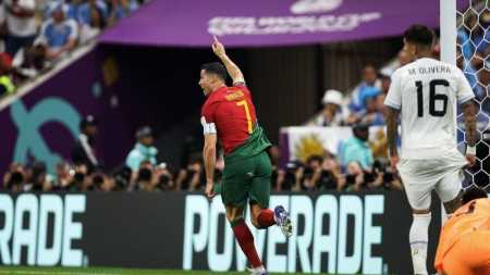 No Catar, Cristiano Ronaldo chegou à de marca de 196 jogos por Portugal e se tornou o primeiro jogador a marcar em cinco Mundiais diferentes