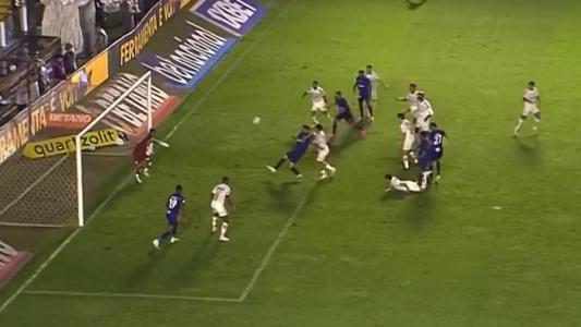 No centro da imagem, o puxão sofrido por Castán quando tentava chegar na bola