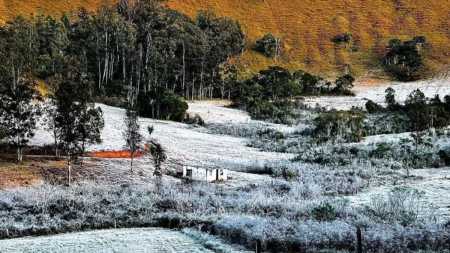 No decorrer do dia, uma frente fria se forma e avança rapidamente em direção à região sudeste
