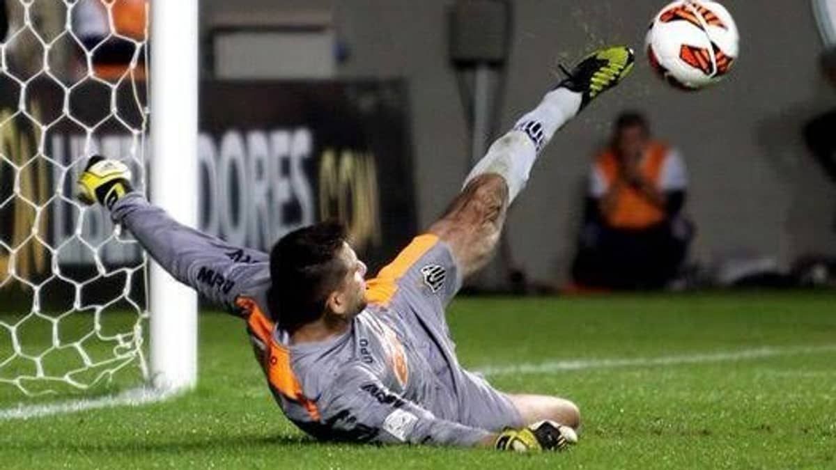 Libertadores 2013: o dia em que Victor usou o pé para 'virar Santo' no Horto