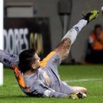 Libertadores 2013: o dia em que Victor usou o pé para 'virar Santo' no Horto