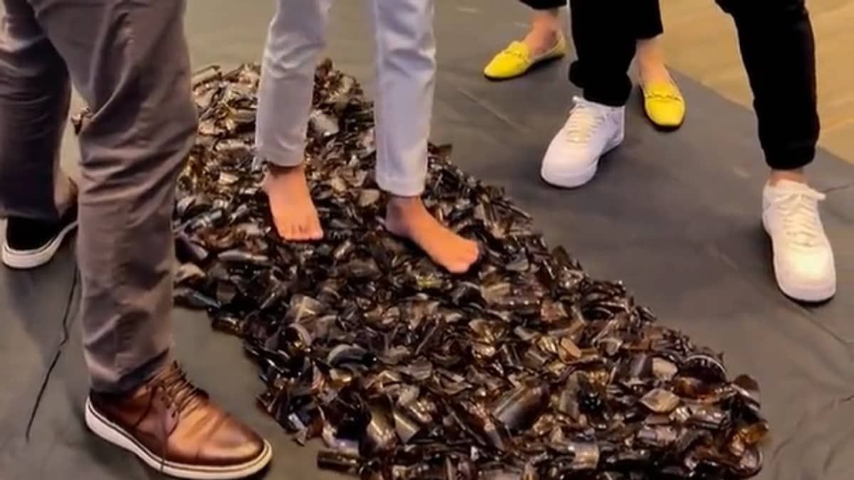 Mulher anda descalça sobre cacos de vidro durante evento de empresários em São Paulo