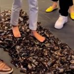 Mulher anda descalça sobre cacos de vidro durante evento de empresários em São Paulo