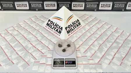 No imóvel ainda foram encontradas buchas de maconha e uma balança