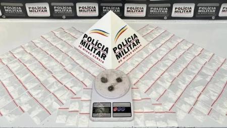 No imóvel ainda foram encontradas buchas de maconha e uma balança