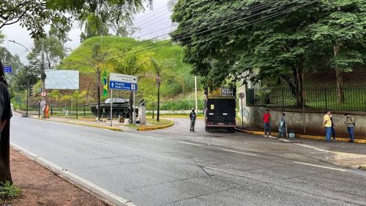 No início da tarde, por volta das 13h17, uma faixa da avenida Raja Gabaglia foi liberada em cada sentido