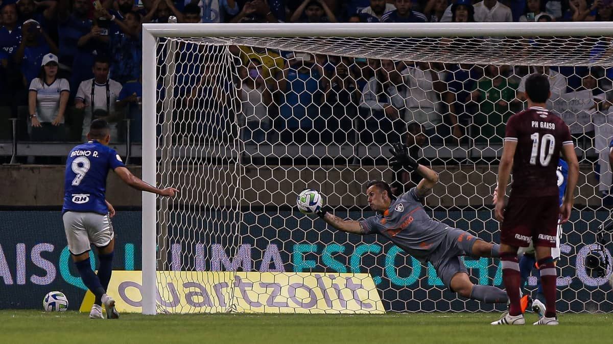 Cruzeiro busca primeira vitória contra Fábio após saída do ídolo para o Flu