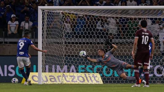 No jogo de ida do Brasileirão deste ano, Fluminense, de Fábio, venceu por 2 a 0, no Mineirão