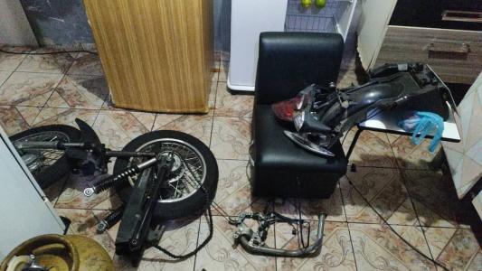 No local a polícia encontrou várias peças de motos sem procedência legal.