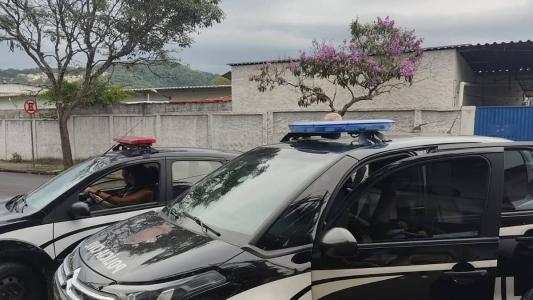 No momento da prisão, o homem estava ao telefone, ameaçando e intimidando a vítima