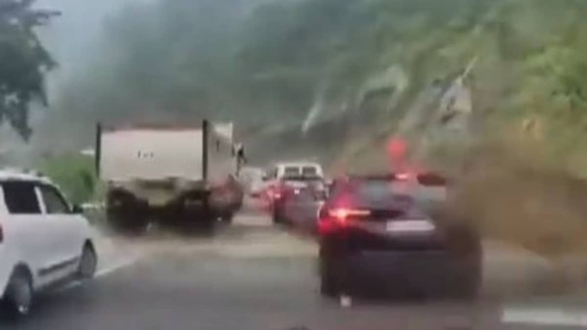 Vídeo: rocha gigante cai de encosta, amassa dois carros e mata duas pessoas na Índia  