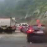 Vídeo: rocha gigante cai de encosta, amassa dois carros e mata duas pessoas na Índia