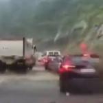 Vídeo: rocha gigante cai de encosta, amassa dois carros e mata duas pessoas na Índia