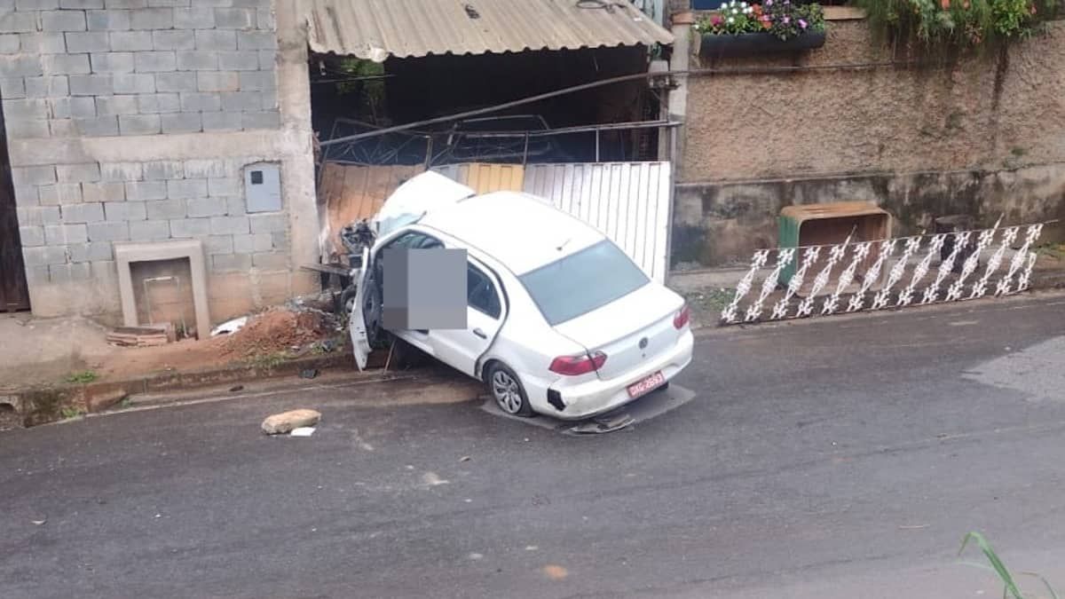 Taxista morre após bater carro em uma casa em Sabará  