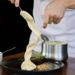 Queijo Canastra estrela aligot, clássico francês revisitado pelo Omilía Restaurante