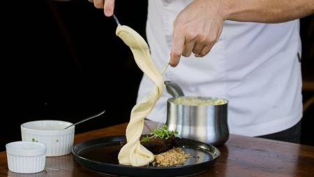 No Omilía, o aligot compartilha o protagonismo com maminha bovina confitada, acompanhada também por farofa de torresmo