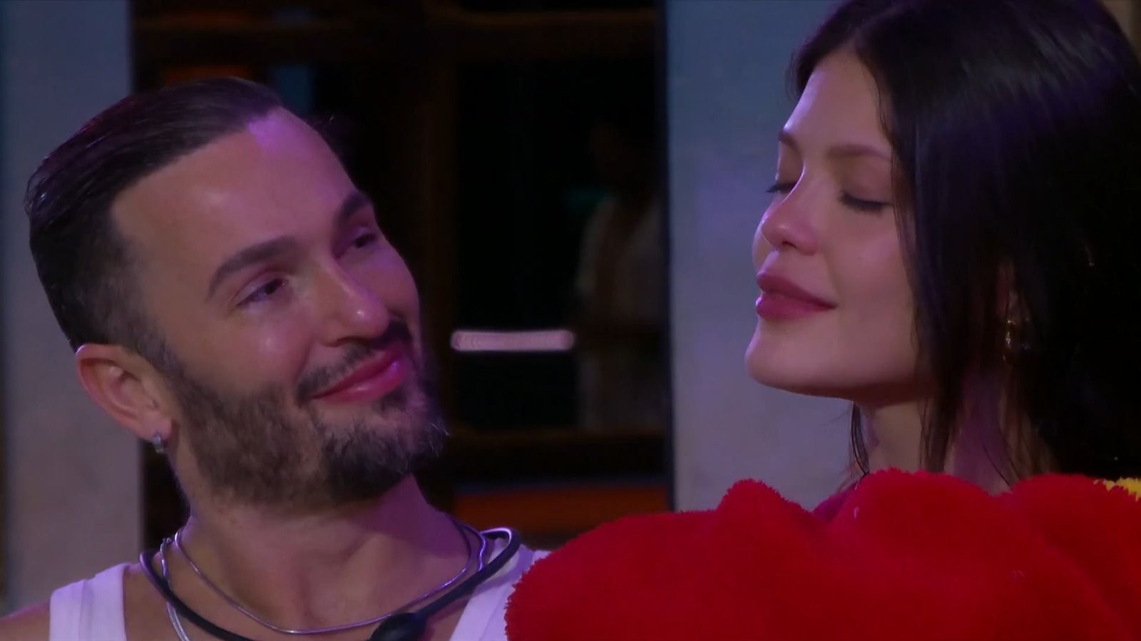 No Paredão, Vitória Strada chora e se declara a Diego Hypolito no BBB 25