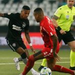 De olho no Palmeiras, Bragantino e Botafogo se enfrentam pelo Brasileiro