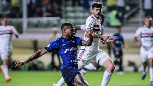 No primeiro turno, o Cruzeiro venceu o São Paulo por 1 a 0, no Independência