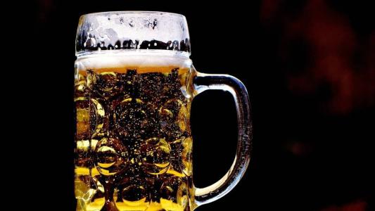 No total, 152 mil latas de cerveja vencidas foram apreendidas; suspeito foi preso quando entrava em um hotel