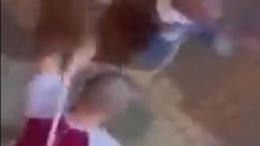 No vídeo a vítima chega a ficar de joelhos enquanto recebe as chibatadas