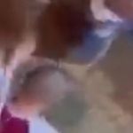 Vídeo: policial é flagrado dando chibatadas em homem que esperava por prato de comida  