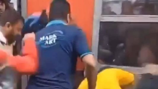 No vídeo é possível ver oito pessoas em cima do suspeito por importunação sexual.