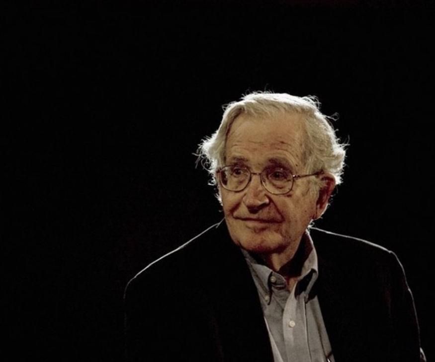 Após boatos da sua morte, filósofo Noam Chomsky tem alta em SP e seguirá tratamento em casa