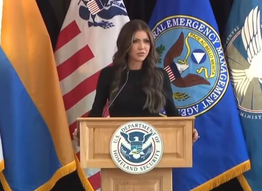 Governo Trump tira status de proteção a venezuelanos: 'sacos de lixo', afirma secretária