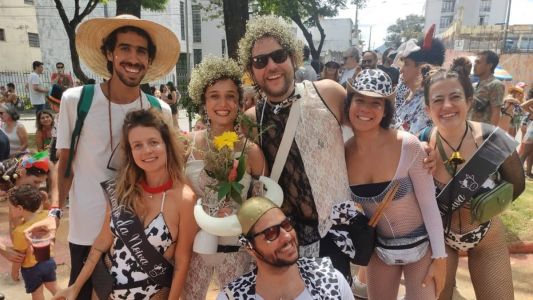Noivos se casam durante folia de carnaval