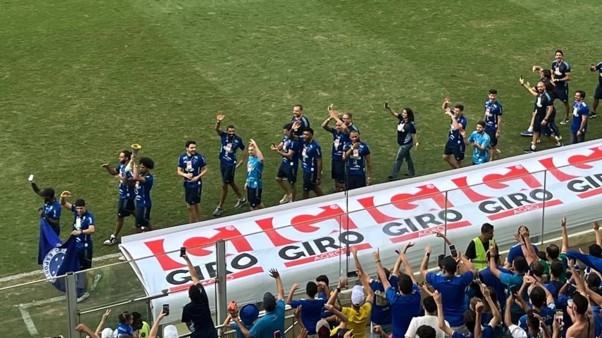Octa da Superliga, equipe de vôlei do Cruzeiro é homenageada no Independência