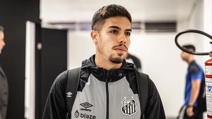 Volante se apresenta ao Fluminense e será o segundo reforço no meio da temporada