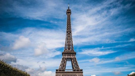Normalmente, as luzes da torre Eiffel são acesas no pôr do sol e permanecem iluminadas até 1h da manhã.