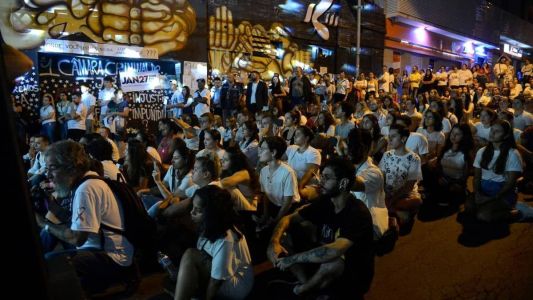 Nos dez anos do incêndio da Boate Kiss, familiares e amigos das vítimas fizeram vigília em Santa Maria