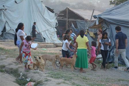 Indígenas Warao em área de ocupação em Betim, na Grande BH
