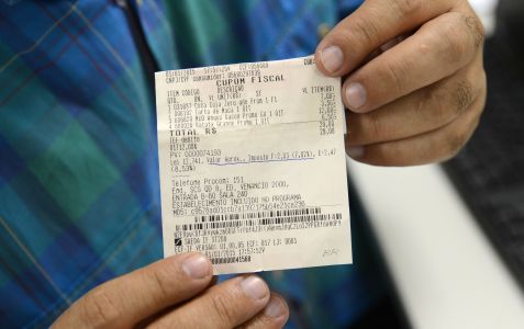 Consumidor exibe nota fiscal