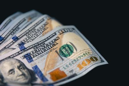 Notas de dólar americano em close-up em fundo preto
