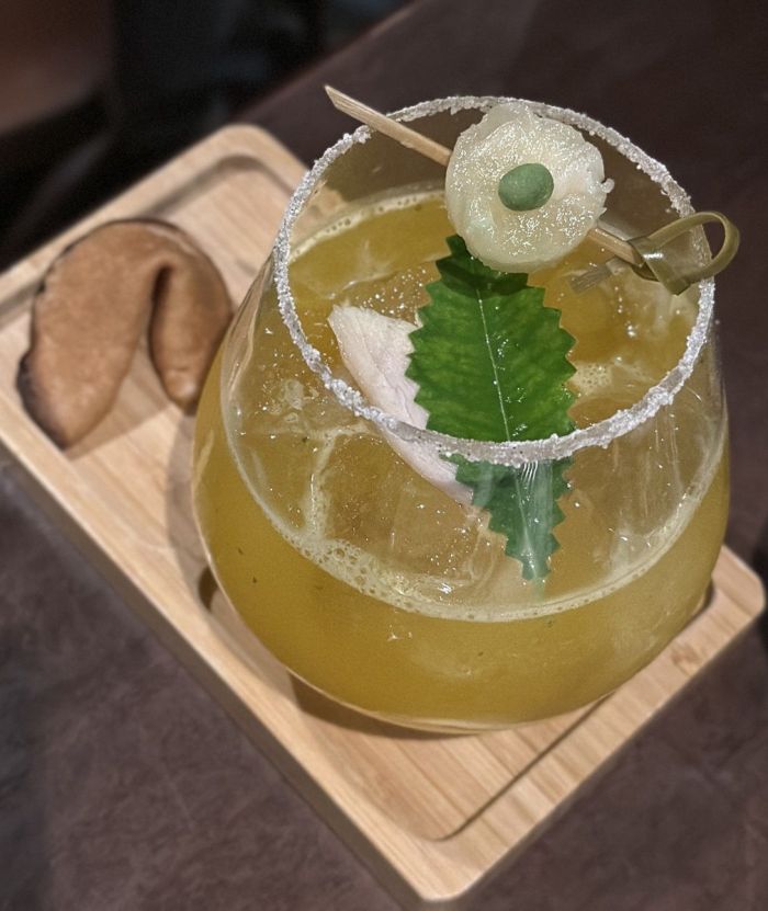 Liberdade - vodka Haku, cachaça, limão, manga, grapefruit, hortelã, egengibre