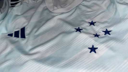 Nova camisa branca do Cruzeiro para a temporada 2023