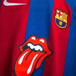 Jogadores e técnico do Barcelona posam com camisa dos Rolling Stones; veja fotos