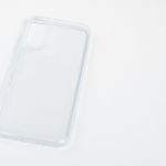 Como limpar uma capa transparente de celular? Veja como remover o amarelamento
