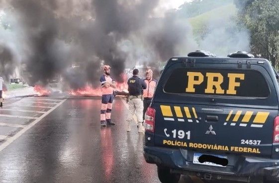Manifestantes queimam pneus e interditam totalmente a BR-381 em Nova Era