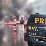 Manifestantes queimam pneus e interditam totalmente a BR-381 em Nova Era
